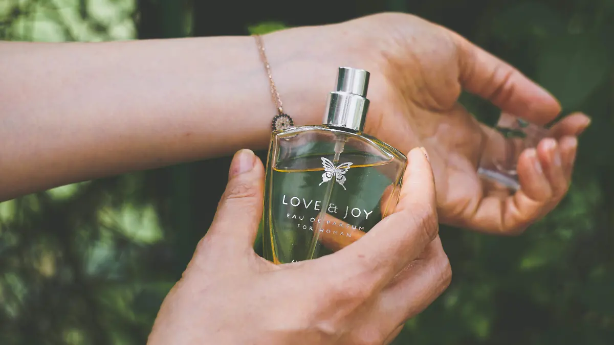 hans-vivek unsplash perfume